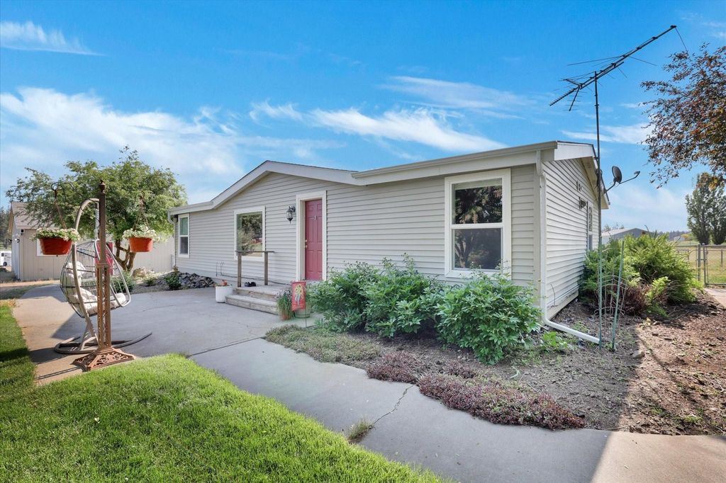 Photo of 3716 N WESTWOOD Ln, Spokane, WA 99224 (MLS # 202615154)