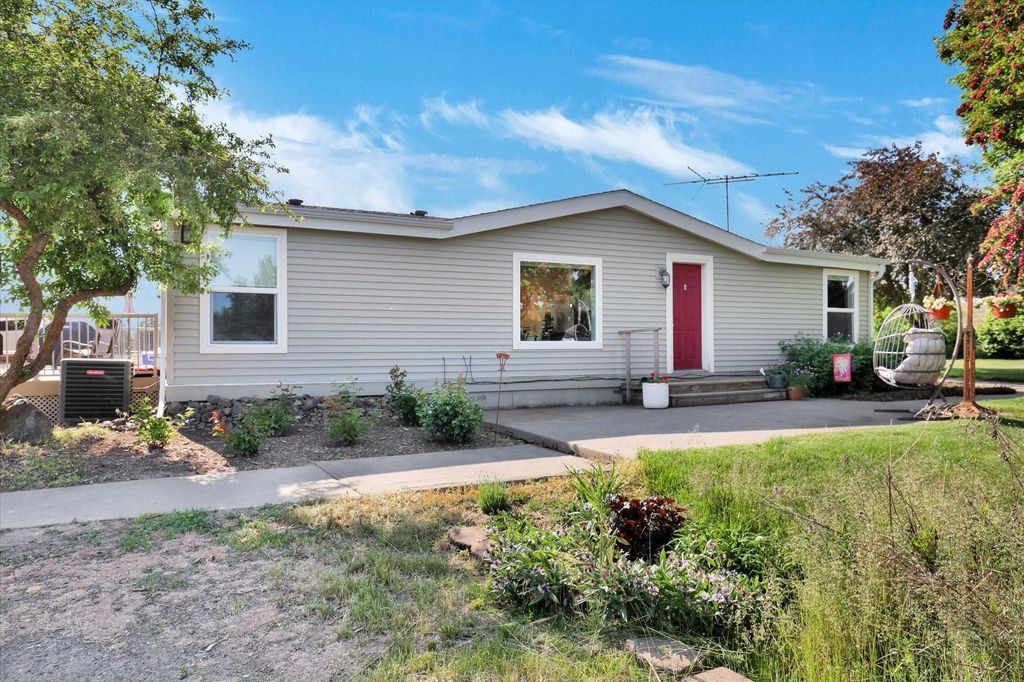 Photo of 3716 N WESTWOOD Ln, Spokane, WA 99224 (MLS # 202615154)