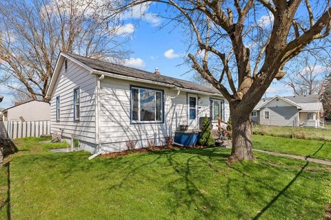 Photo of 1611 E Bridgeport Ave, Spokane, WA 99207 (MLS # 202614329)