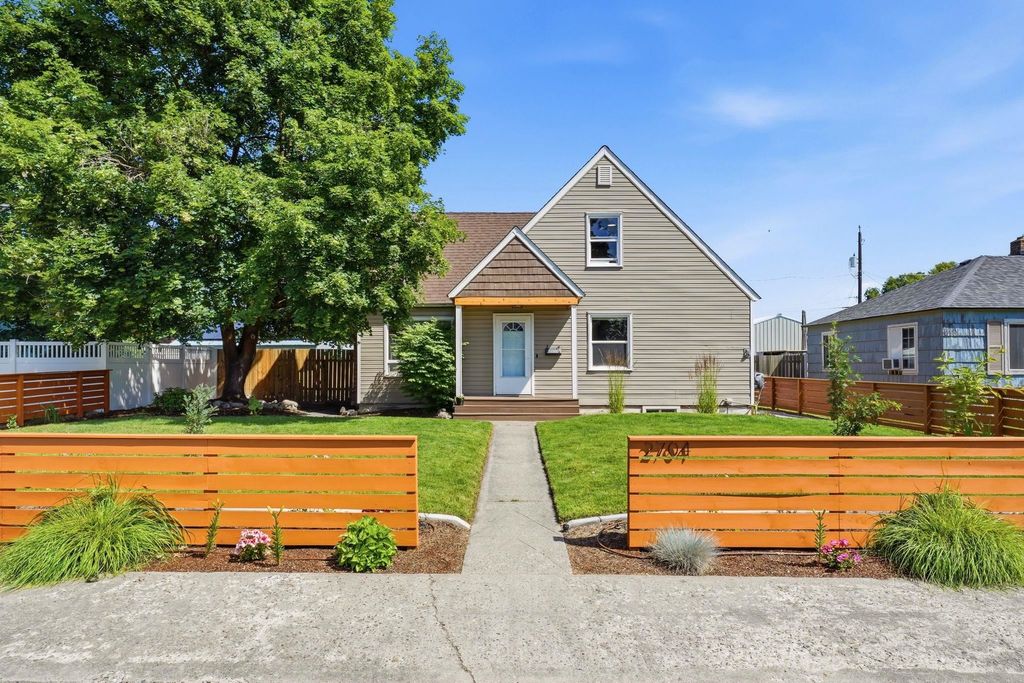 Photo of 2704 W Queen Ave, Spokane, WA 99205 (MLS # 202619780)