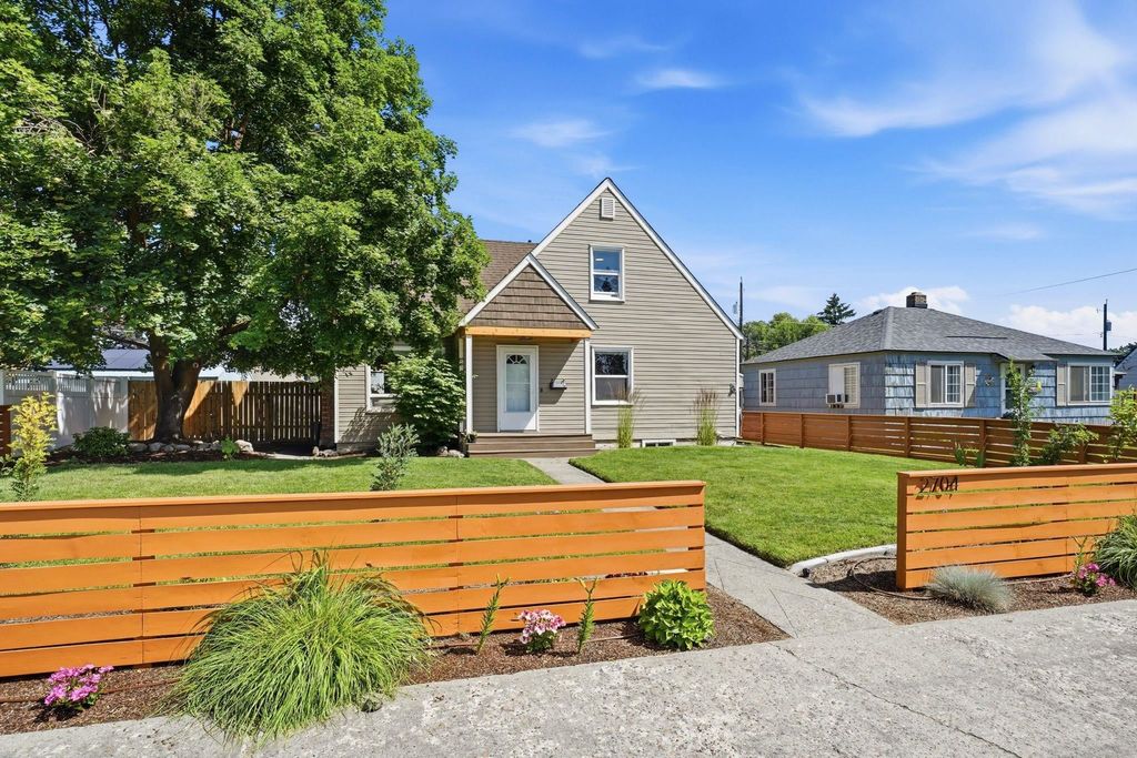 Photo of 2704 W Queen Ave, Spokane, WA 99205 (MLS # 202619780)