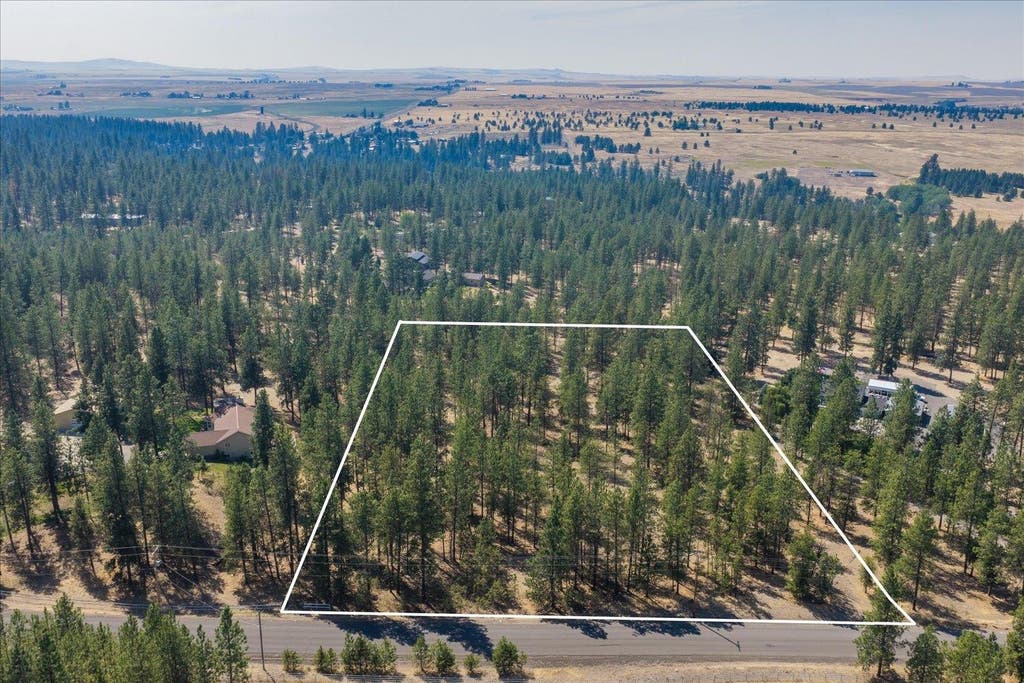 Photo of 1110 1/2 S Brooks Rd, Medical Lake, WA 99022 (MLS # 202622140)