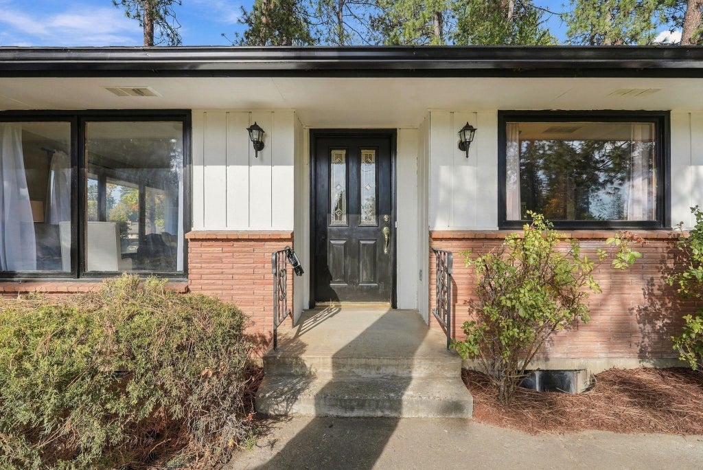 Photo of 11305 E 18th Ave, Spokane, WA 99206 (MLS # 202626125)