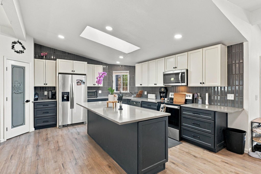 Photo of 504 S Coach St, Spokane Valley, WA 99016 (MLS # 202626104)