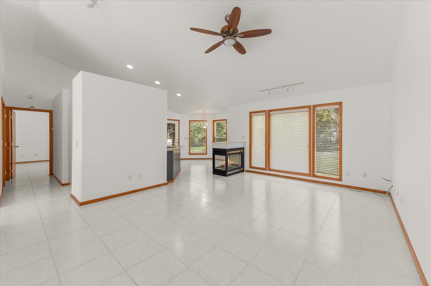 Photo 4 of 40 of 6246 Moss Ct house