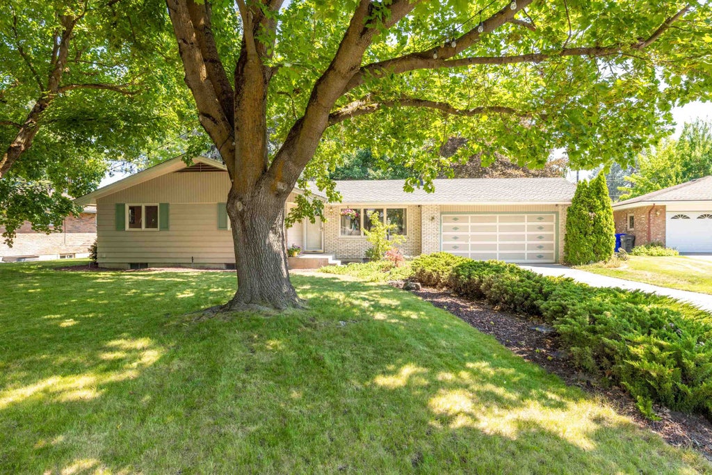 Photo of 7804 N Madison Ct, Spokane, WA 99208 (MLS # 202621929)