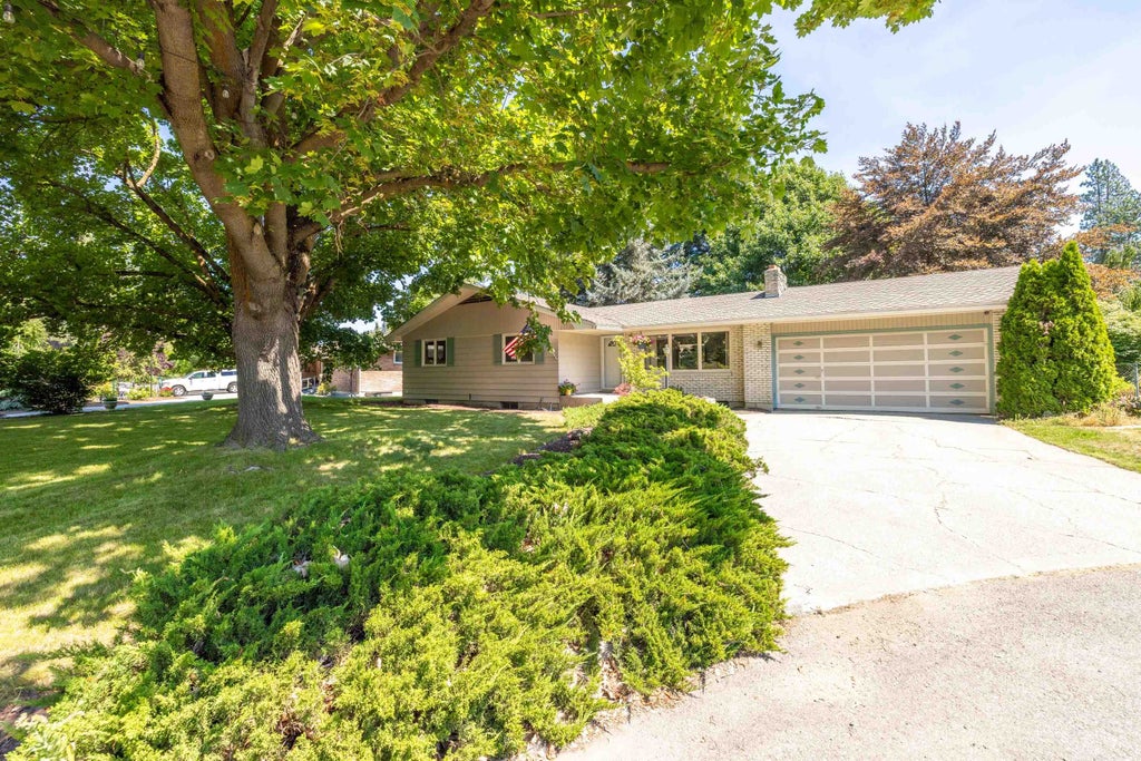 Photo of 7804 N Madison Ct, Spokane, WA 99208 (MLS # 202621929)