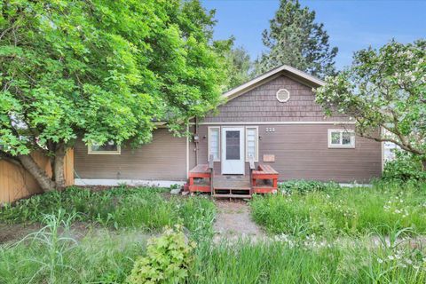 Photo of 228 W Poplar St, Tekoa, WA 99033 (MLS # 202525024)