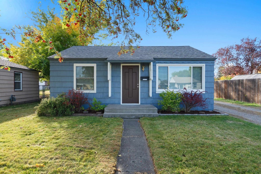 Photo of 5515 N Cochran St, Spokane, WA 99205 (MLS # 202625464)
