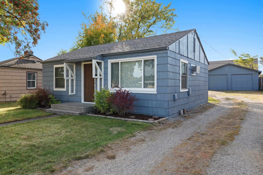 Photo of 5515 N Cochran St, Spokane, WA 99205 (MLS # 202625464)