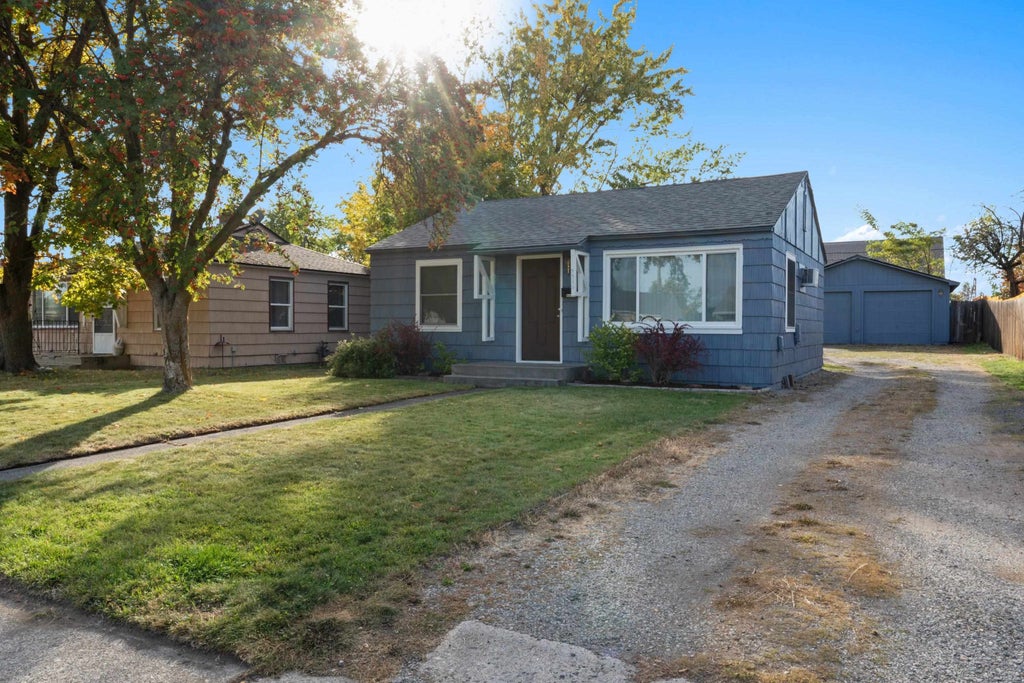 Photo of 5515 N Cochran St, Spokane, WA 99205 (MLS # 202625464)