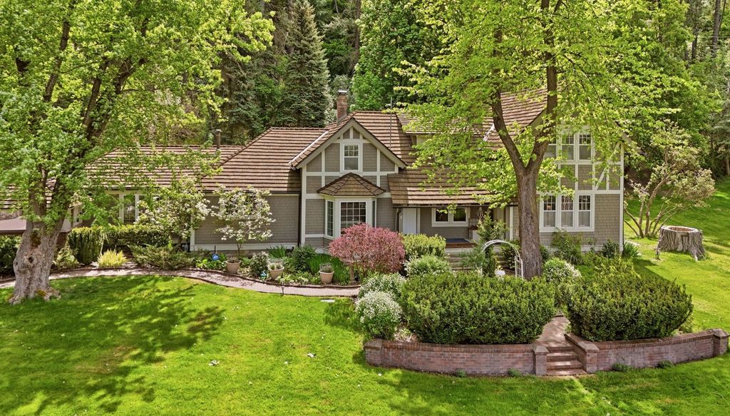 Photo of 12720 N Vistawood Ct, Spokane, WA 99218 (MLS # 202617586)