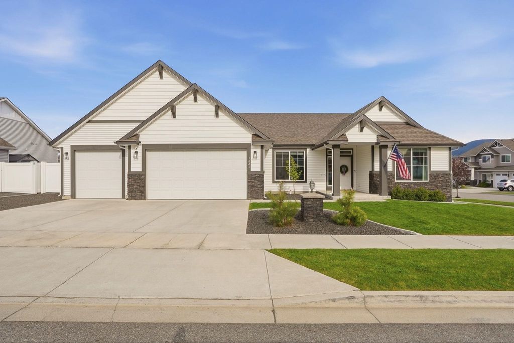 Photo of 1421 S Hodges St, Spokane Valley, WA 99016 (MLS # 202615791)