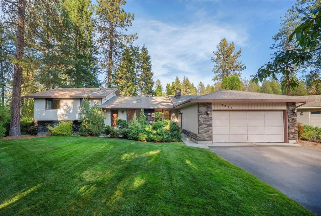 Photo of 12020 N Vistawood Ct, Spokane, WA 99218 (MLS # 202625984)