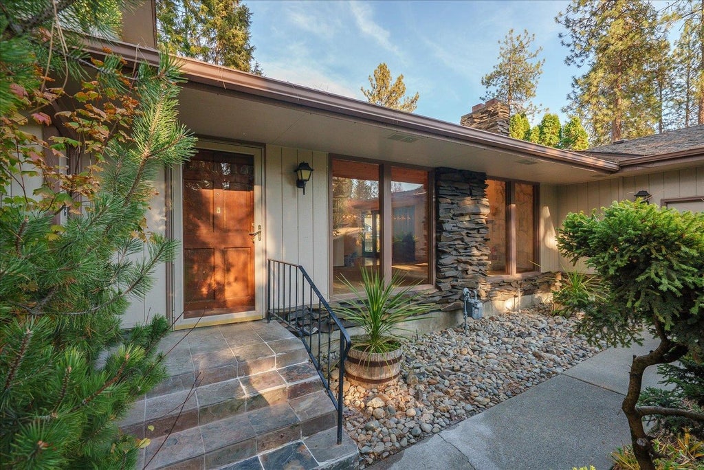 Photo of 12020 N Vistawood Ct, Spokane, WA 99218 (MLS # 202625984)