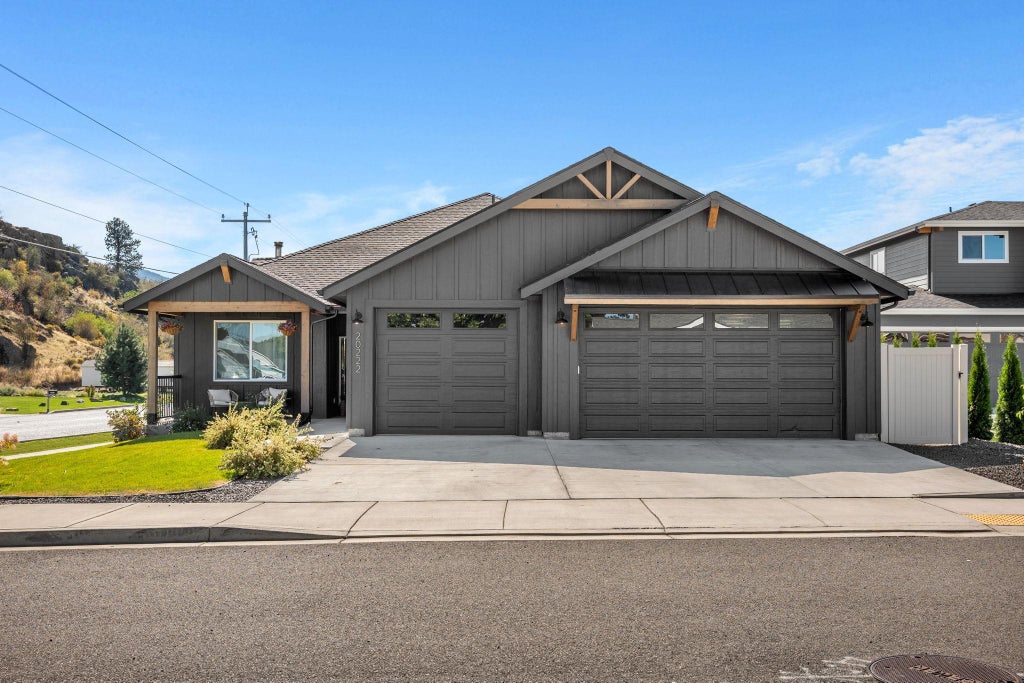 Photo of 20222 E 10 Ct, Spokane Valley, WA 99016 (MLS # 202624451)