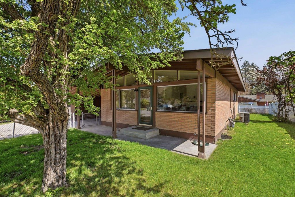 Photo of 6814 N Post St, Spokane, WA 99208 (MLS # 202616372)