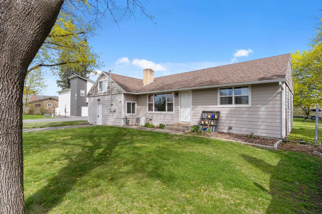 Photo of 8719 E Valleyway Ave, Spokane, WA 99212 (MLS # 202615826)