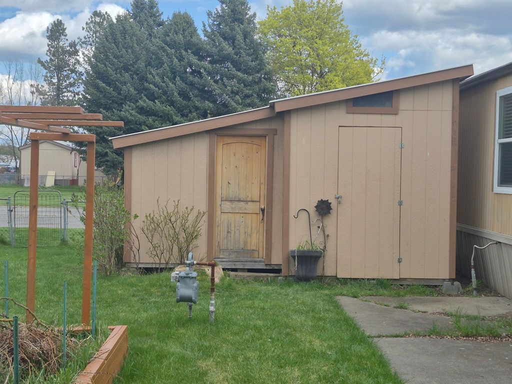 Photo of 3925 E Farwell Rd, Mead, WA 99021 (MLS # 202615818)