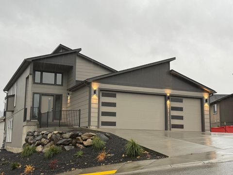 Photo of 3202 S CUSTER Ln, Spokane, WA 99203 (MLS # 202614617)