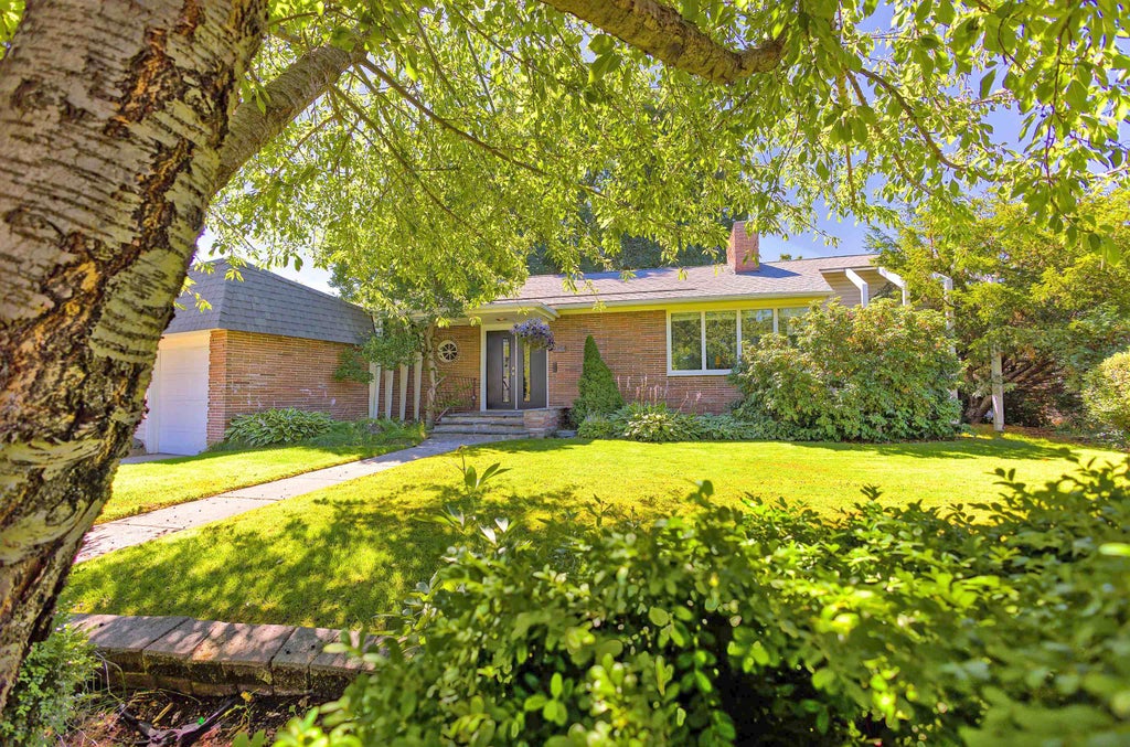 Photo of 1027 W 29th Ave, Spokane, WA 99203 (MLS # 202622149)