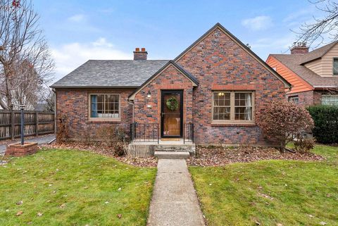 Photo of 818 W 27th Ave, Spokane, WA 99203 (MLS # 202527418)