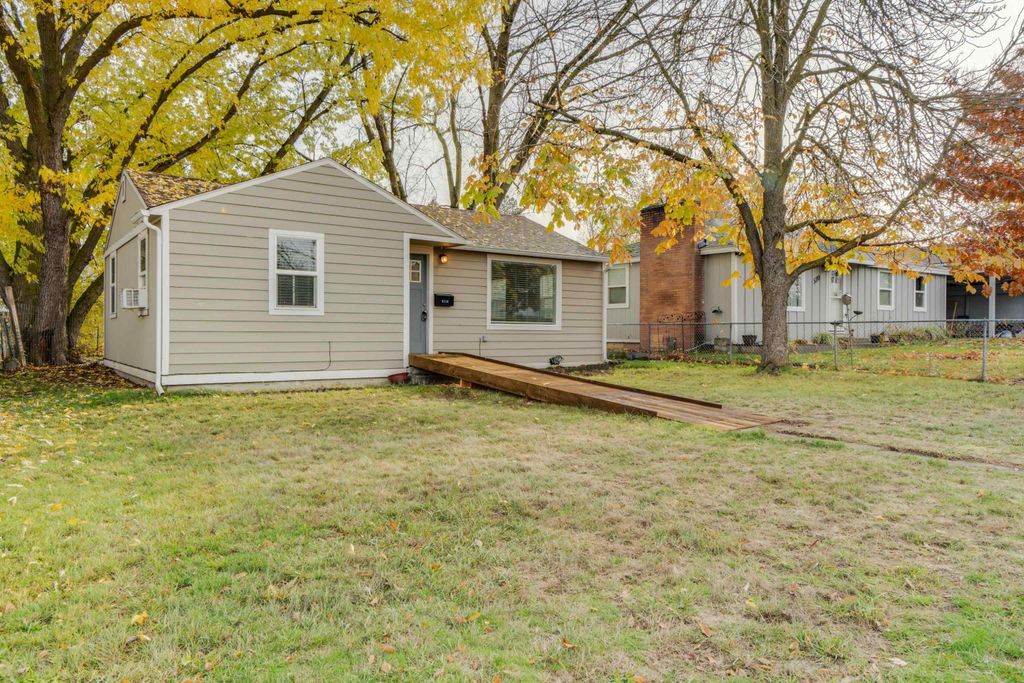 Photo of 6116 N Astor St, Spokane, WA 99207 (MLS # 202616431)