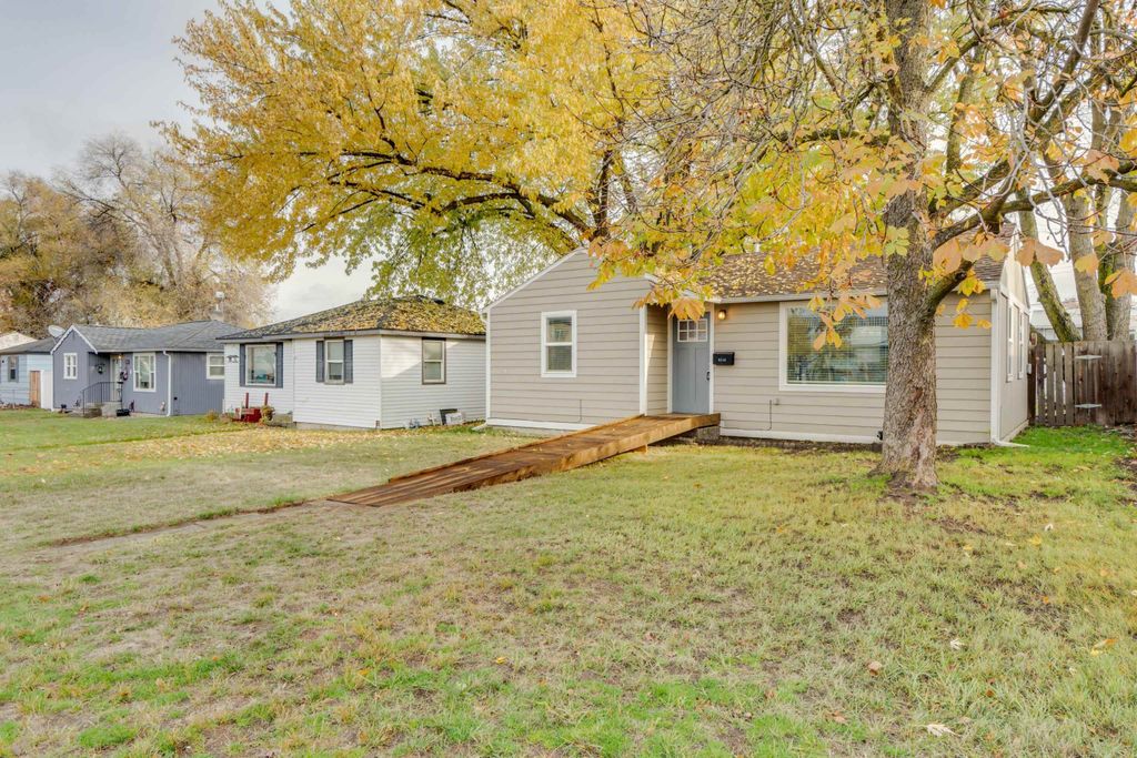 Photo of 6116 N Astor St, Spokane, WA 99207 (MLS # 202616431)