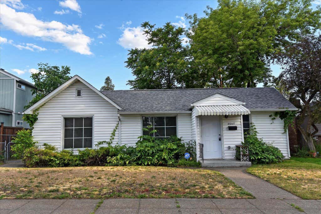 Photo of 2607 W KIERNAN Ave, Spokane, WA 99205 (MLS # 202622993)