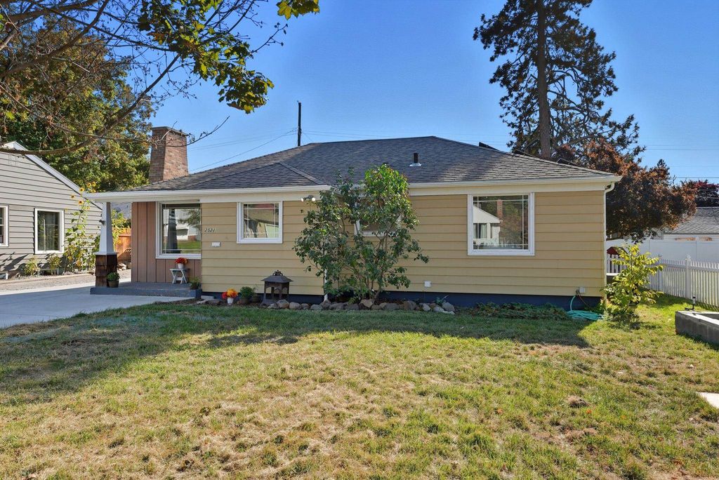 Photo of 2521 W Walton Ave, Spokane, WA 99205 (MLS # 202525436)