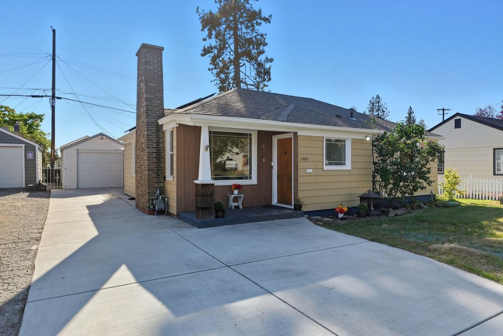 Photo of 2521 W Walton Ave, Spokane, WA 99205 (MLS # 202525436)