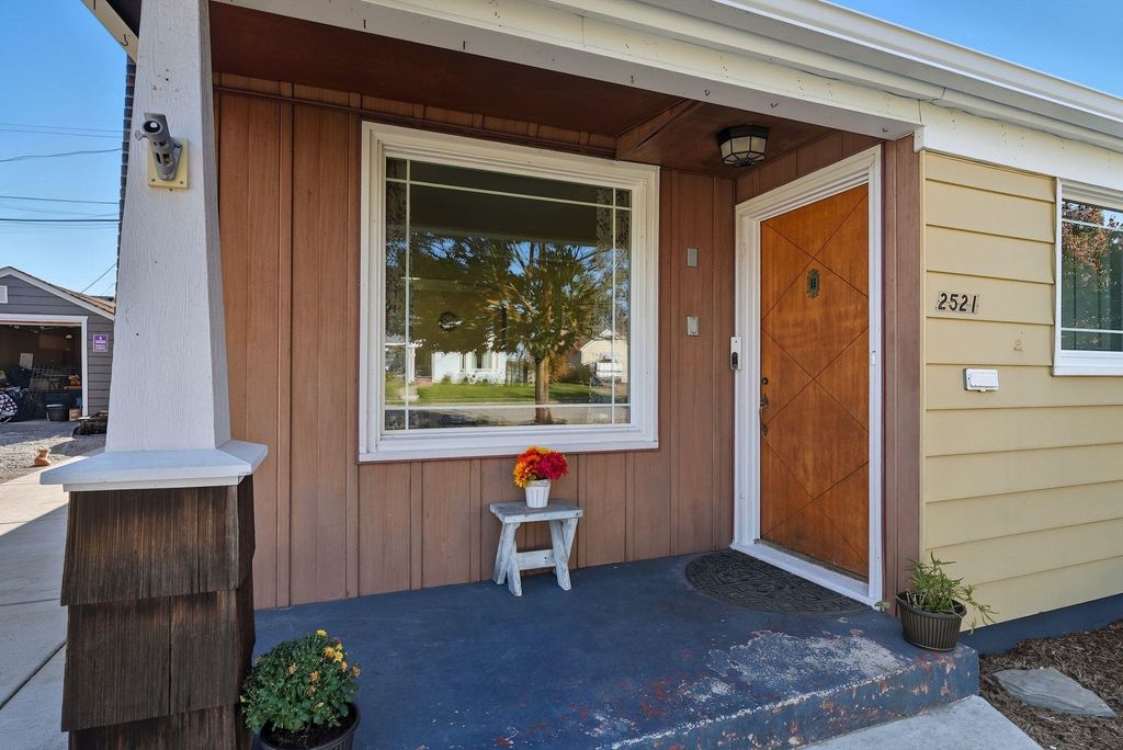 Photo of 2521 W Walton Ave, Spokane, WA 99205 (MLS # 202525436)