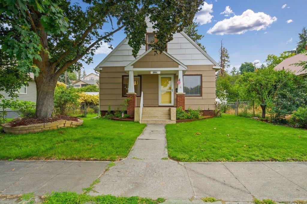 Photo of 1724 W Cleveland Ave, Spokane, WA 99205 (MLS # 202623714)