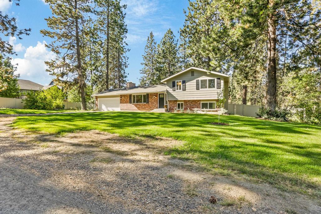 Photo of 4010 S Cuba St, Spokane, WA 99223 (MLS # 202615926)
