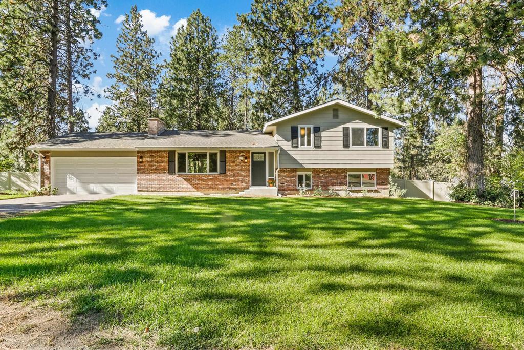 Photo of 4010 S Cuba St, Spokane, WA 99223 (MLS # 202615926)