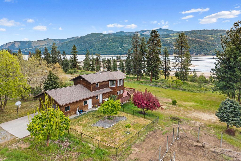 Photo of 11 Echo Cove Rd, Kettle Falls, WA 99141 (MLS # 202616386)