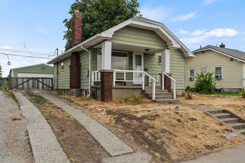 Photo of 917 E Bridgeport Ave, Spokane, DE 99207 (MLS # 202612159)