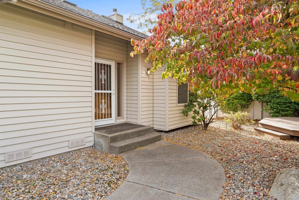 Photo of 5715 N Vista Grande Dr, Otis Orchards, WA 99027 (MLS # 202625760)