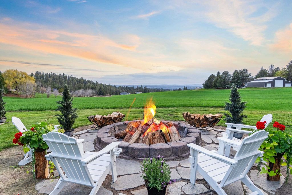 Photo of 7406 S Deerview Ln, Spokane, WA 99223 (MLS # 202616299)