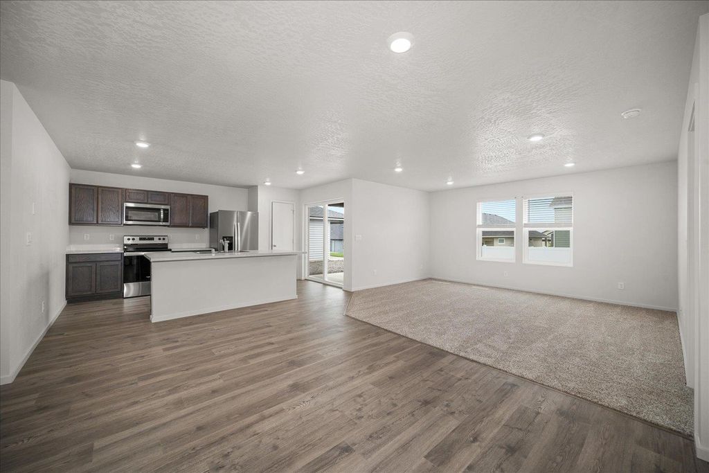 Photo of 113 S Braeburn St, Deer Park, WA 99006 (MLS # 202525554)