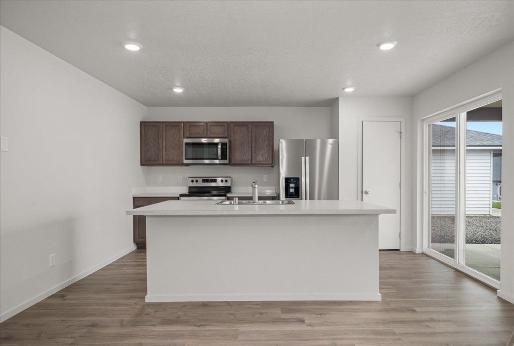 Photo of 113 S Braeburn St, Deer Park, WA 99006 (MLS # 202525554)