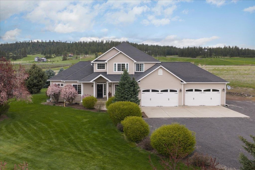 Photo of 9903 E Peone Landing Ln, Mead, WA 99021 (MLS # 202616295)