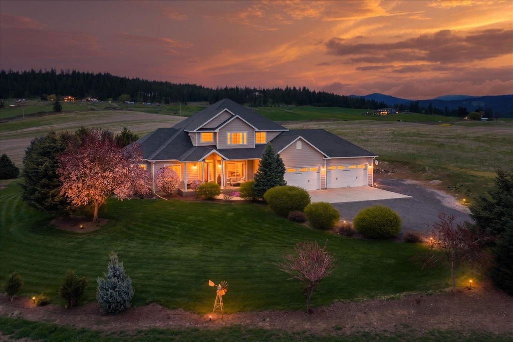 Photo of 9903 E Peone Landing Ln, Mead, WA 99021 (MLS # 202616295)