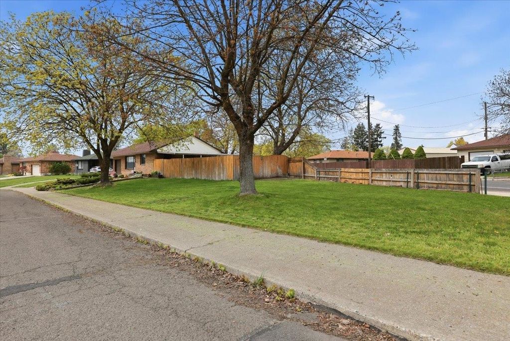 Photo of 3150 W Queen Pl, Spokane, WA 99205 (MLS # 202616118)