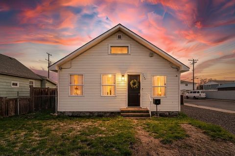 Photo of 1708 E Tilsley Pl, Spokane, WA 99207 (MLS # 202614424)