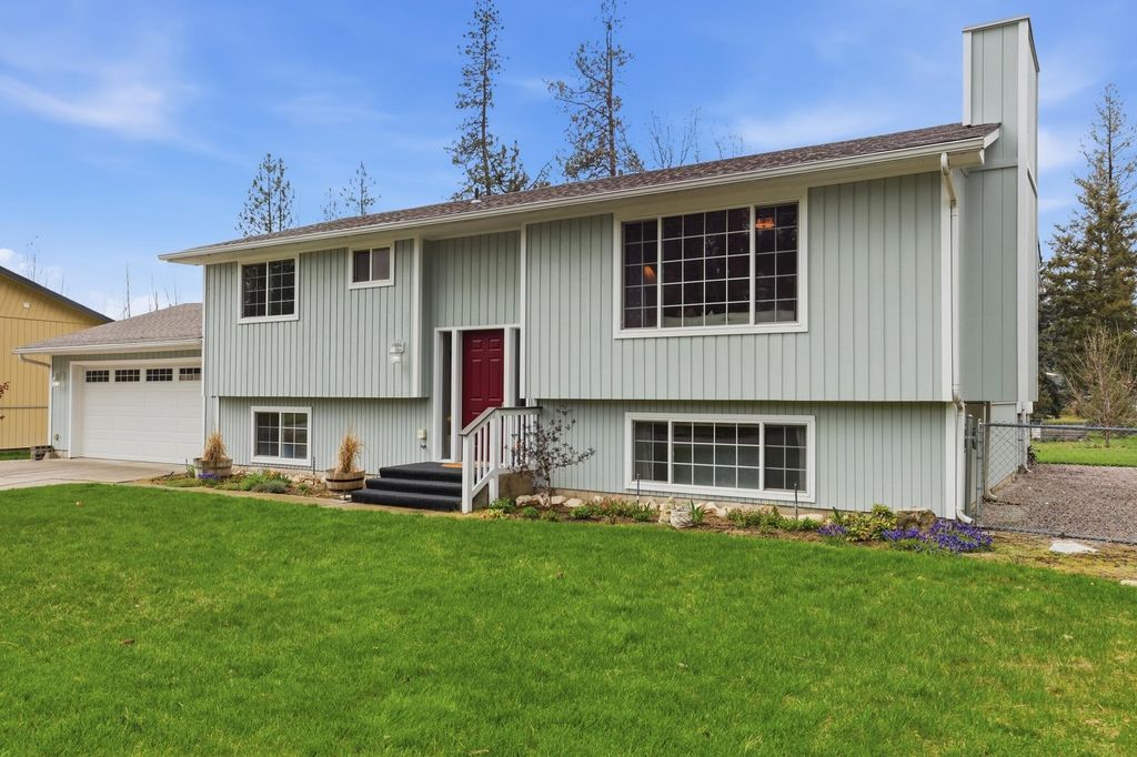 Photo of 323 E Eleventh St, Deer Park, WA 99006 (MLS # 202615973)