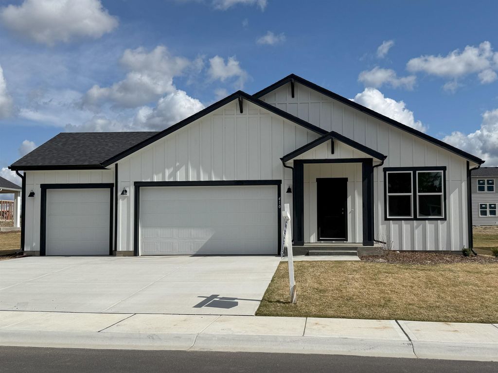 Photo of 410 N ARCADIA Ave, Deer Park, WA 99006 (MLS # 202614530)