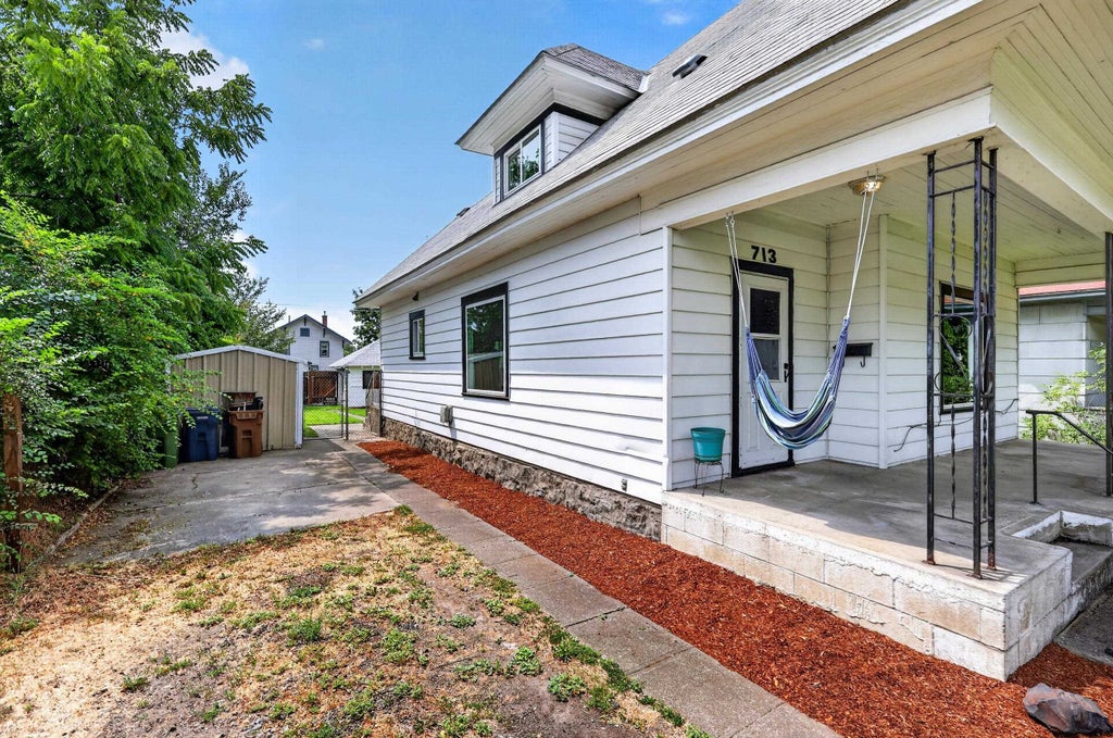 Photo of 713 W Jackson Ave, Spokane, WA 99205 (MLS # 202621872)