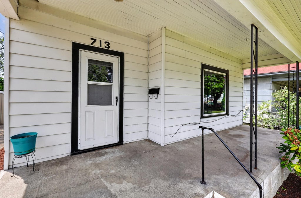 Photo of 713 W Jackson Ave, Spokane, WA 99205 (MLS # 202621872)