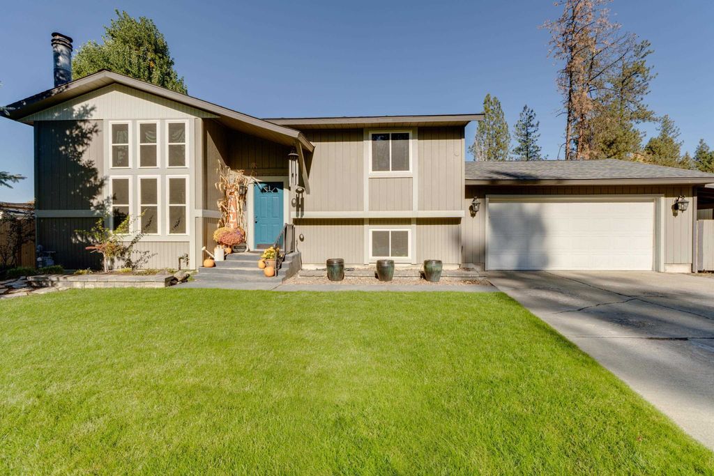 Photo of 309 E 11th Ave, Deer Park, WA 99006 (MLS # 202525522)